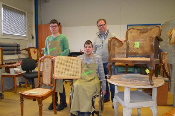Julian Blumenstein, Benedikt Fricke und Harald Jakob (v.l.) sind stolz auf die fertig bearbeiteten Möbel.