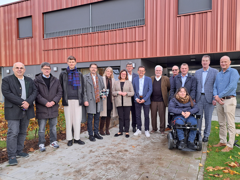 Gemeinsam für Menschen mit Behinderung (von links): Georg Daher (Leitung Facility Management), Thomas Becker (crep D-Architekten, BDA), Jonas Korten (crep D-Architekten, BDA), Pfarrer Dieter-Christian Peuckert, Ulrike Seguin (Leitung Tagesförderstätten), Staatssekretärin Manuela Strube, Michael Conzelmann (bdks-Vorstand), Frank Nikutta (LWV), Wilfried Asthalter (Angehörigenbeirat), Hans-Peter Carstens (LWV), Bürgermeister Henry Richter, Malina Kulik (Inklusionsbeauftragte der Stadt Baunatal), Prof. Gerrit Jungk (bdks-Vorstand) und Markus Sahm (Leiter Kinder- und Jugendzentrum) Foto: Claudia Lieberknecht