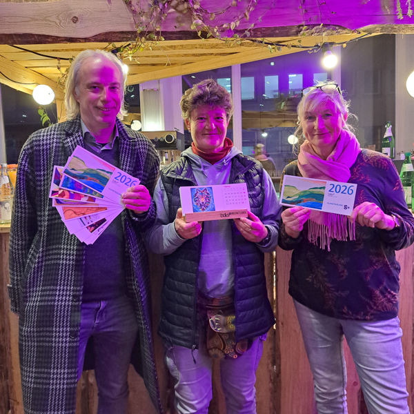 13 schöne Motive für das Jahr 2026: Tobias Rödl (Sprecher *Kunsträume 8+), Sylvia Tobisch (Künstlerin) und Petra Liebehenz (Leitung Werkstatt OASE) präsentieren den neuen Kalender Foto: Claudia Lieberknecht