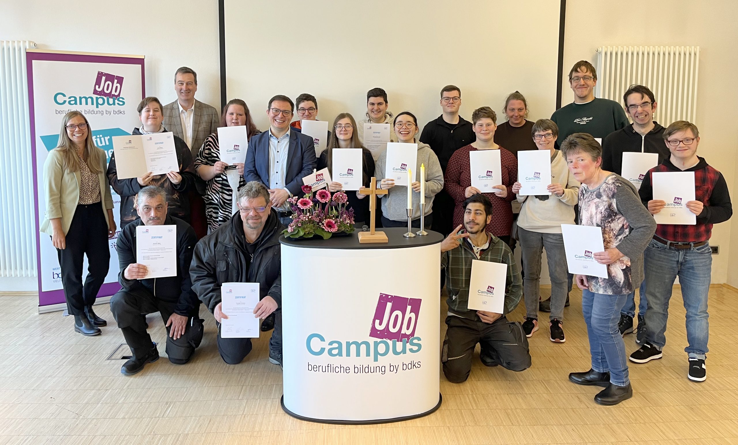 Die Absolventinnen und Absolventen feierten zusammen mit Prof. Gerrit Jungk, Patricia Heide und Bahri Gültekin den Abschluss der Maßnahme Foto: Sabrina Logemann