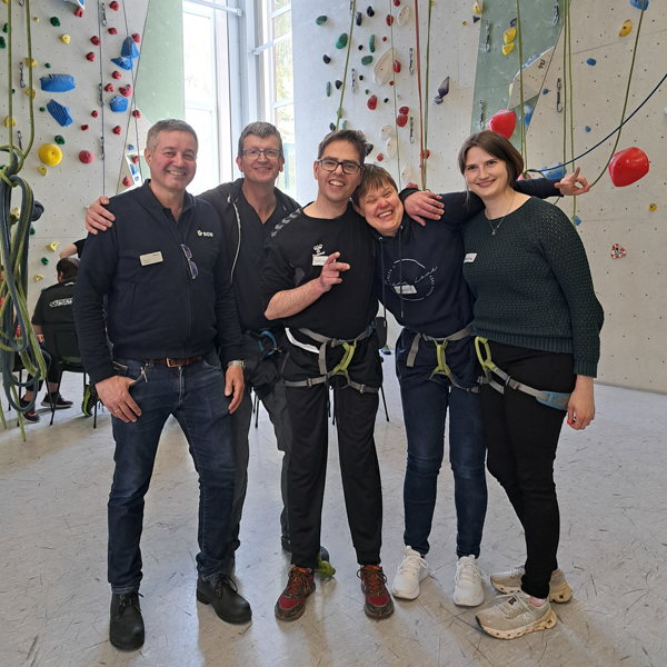 Hatten viel Spaß am Kletter-Aktionstag (von links): Andreas Schatte (BGW), Michael Conzelmann (Vorstand bdks), Sebastian Rink, Carolin Peter (beide Caldener Werkstätten) und Anna-Lena Otto (Personalentwicklung / Inklusive Betriebliche Gesundheitsförderung bdks) Foto: Claudia Lieberknecht