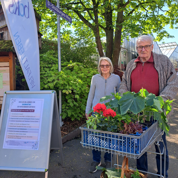 „Die besten Pflanzen, die man kriegen kann!“ Ute und Josef Gamilek kamen eigens aus Bad Karlshafen, um in der Gärtnerei Hofgeismar einzukaufen. Fotos: Claudia Lieberknecht