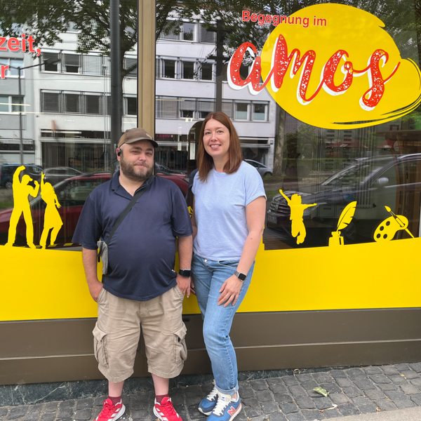 Christian Fuchs und Theres Stepputat freuen sich über 10 Jahre Tagesstruktur im amos Foto: Sophia Landgrebe
