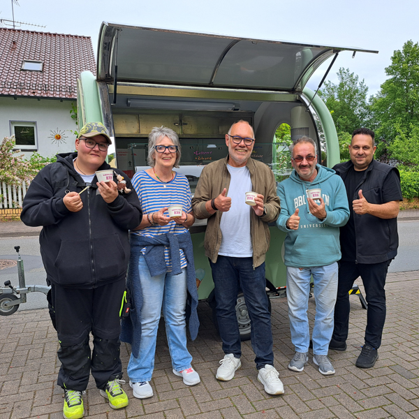 Große Freude über die süße Überraschung: Isabel Guril und Thomes Herdt freuen sich gemeinsam mit Christina und Helmut Rudolph sowie Thomas F. Otto vom Eiscafé Taranto über die gelungene Aktion Foto: Claudia Lieberknecht