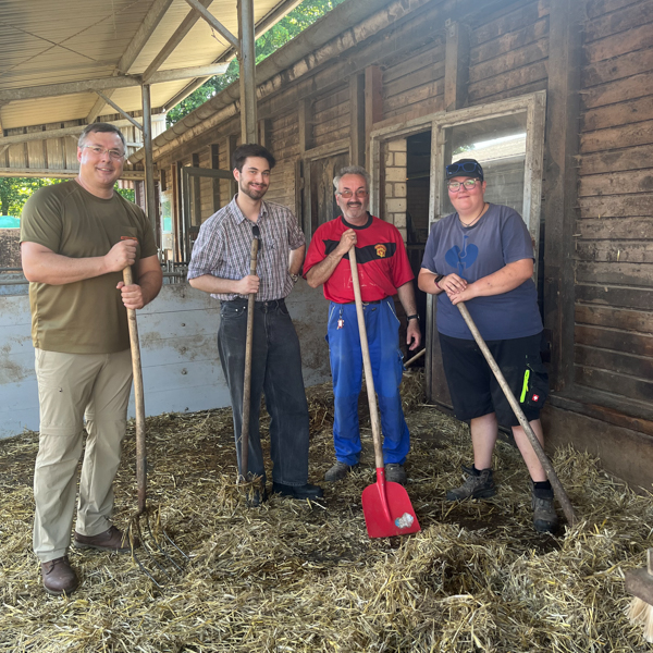 Fleißig bei der Arbeit: Landtagsabgeordnete Hans Christian Göttlicher, Praktikant Maxim Kraft und die beiden Beschäftigten des Hofguts Thomas Herdt und Isabelle Guril Foto: Sophia Landgrebe