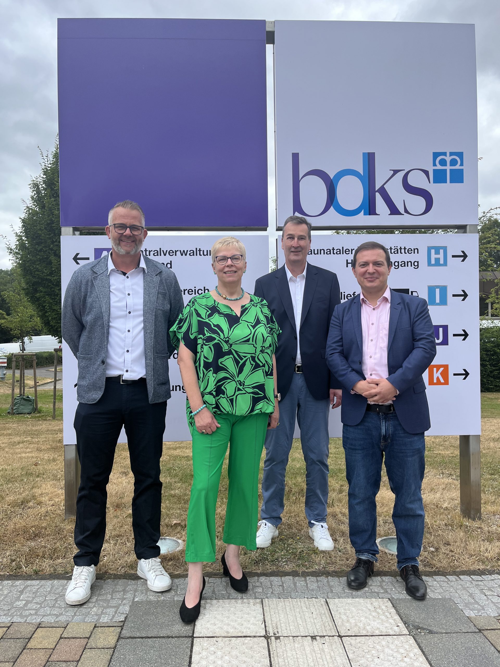 v.l.n.r.: Carsten Giesler (stellvertretende Werkstattleitung), Prof. Dr. Erdmuthe Meyer zu Bexten (Landesbeauftragte für barrierefreie IT), Prof. Gerrit Jungk (Vorstand bdks), Bahri Gültekin (Leitung JobCampus und FBBI)