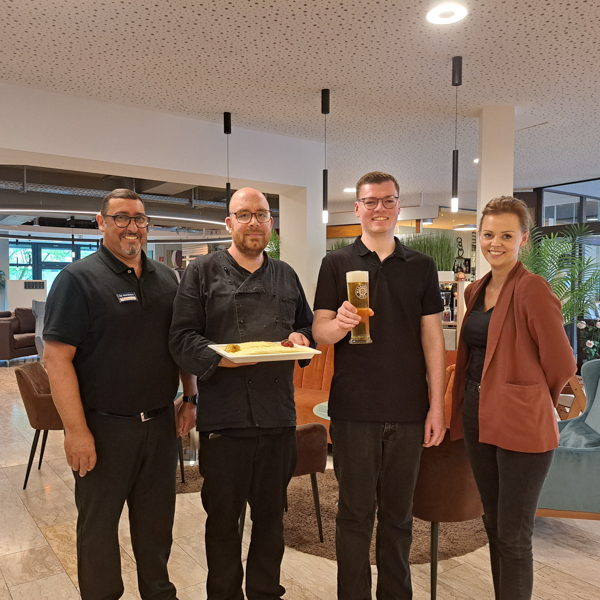 Ein tolles Team: Pablo Armas Verde (Restaurantleiter Best Western Ambassador), Christopher Krause, Tom Wahle und Jessica Rügge (Ausbilderin & Event Sales) Foto: Claudia Lieberknecht
