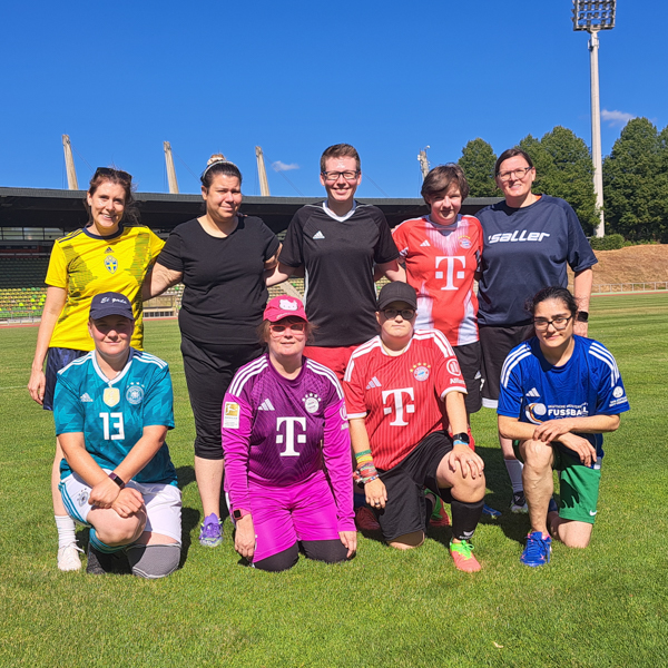 Hoch motiviert: Die Hessenauswahl der Frauen Hinten v.l.n.r.: Madeleine Gietl, Sonja Bejaoui, Sonja Riedel, Mariana Zander und Pia Wunderlich Vorne v.l.n.r.: Susanne Turban, Nina Schäfer, Lorina Apel und Sultan Nayir Foto: Claudia Lieberknecht