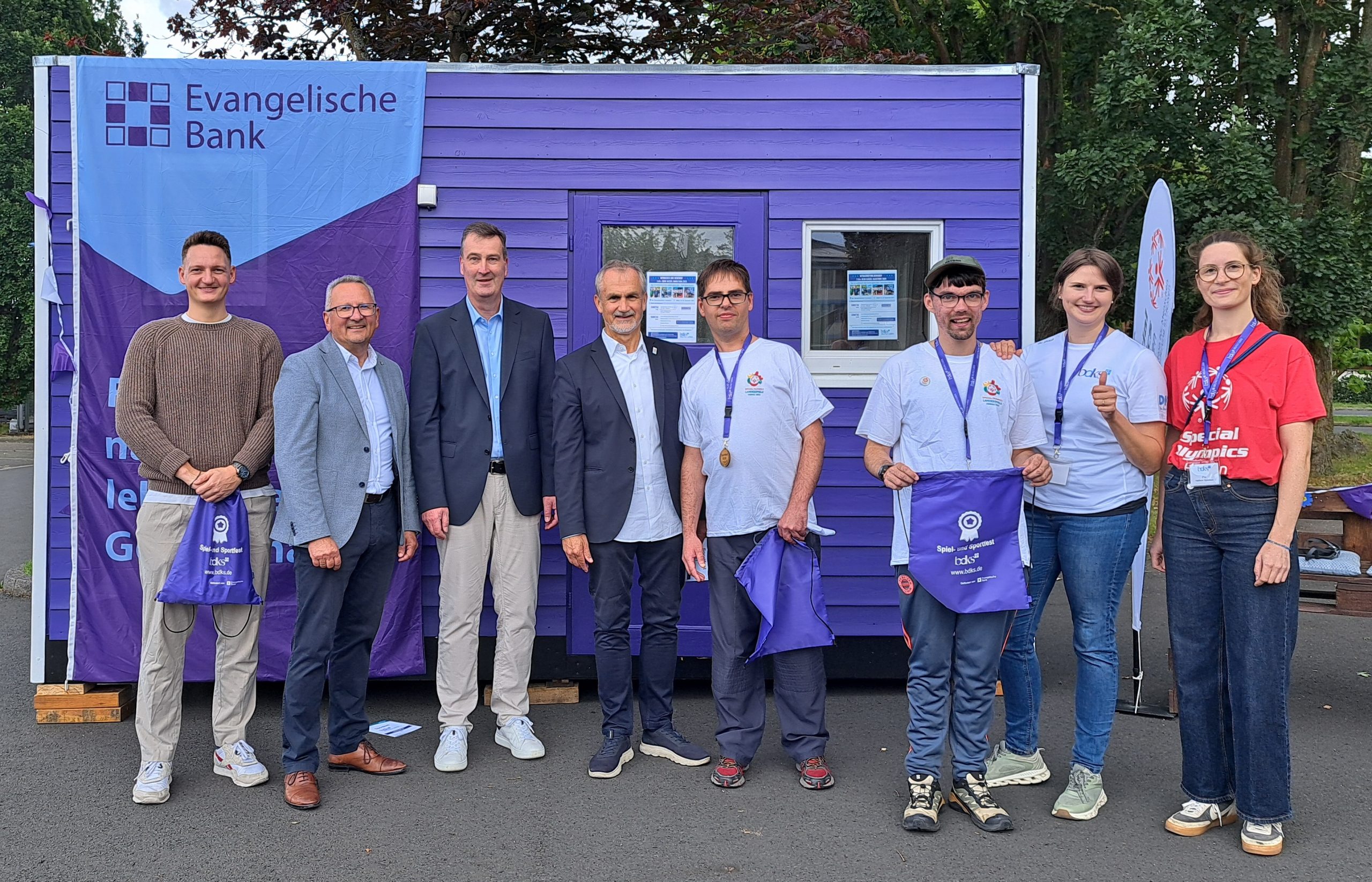 Gemeinsam stark für mehr Bewegung (v.l.): Florian Weiss (Deutsche Berufsakademie Sport und Gesundheit), Claus Beller (Direktor Vertriebsregion West der Evangelischen Bank), bdks-Vorstand Prof. Gerrit Jungk, Mark Behrend (Präsident Special Olympics Hessen), Sebastian Rink und Kai-Uwe Eisenberg (Caldener Werkstätten), Anna-Lena Otto (bdks, Inklusive Betriebliche Gesundheitsförderung) und Pia Honig (Special Olympics Hessen, Referentin Sport und Athleten) Foto: Claudia Lieberknecht