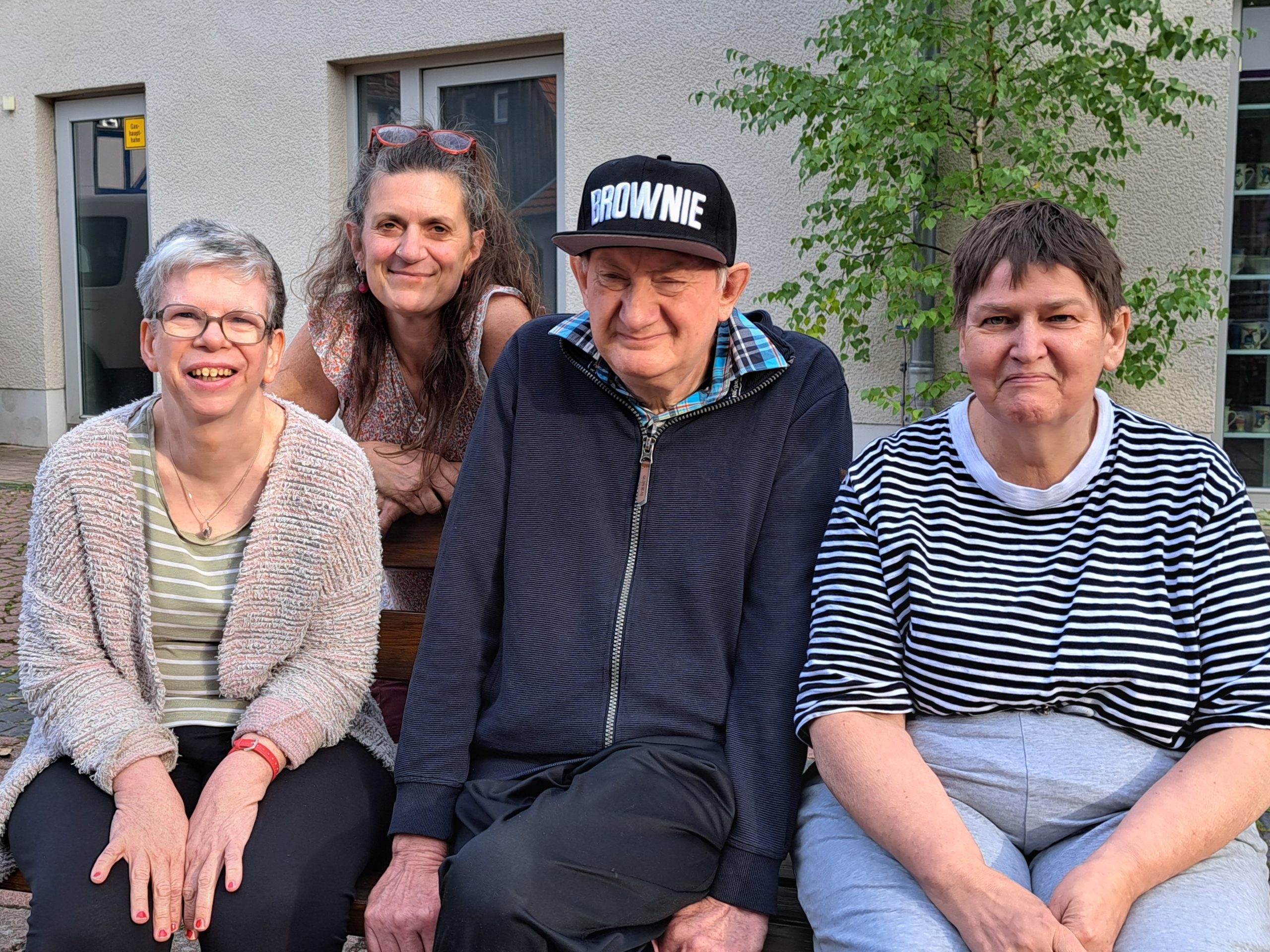 Petra Kolmorgen, Betreuerin Angela Herwig, Thomas Schwarzer und Christa Menge (von links) genießen die gute Hausgemeinschaft am Brauplatz Foto: Claudia Lieberknecht