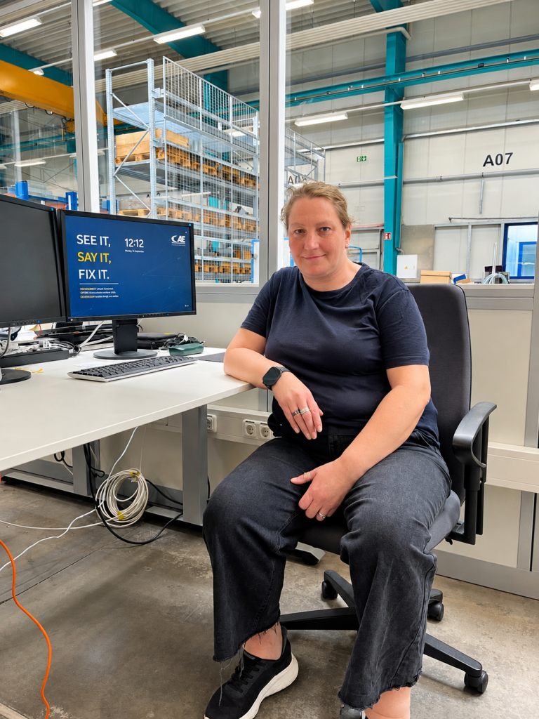 Ira Dettmar an ihrem neuen Arbeitsplatz im Bereich Werkzeugausgabe.