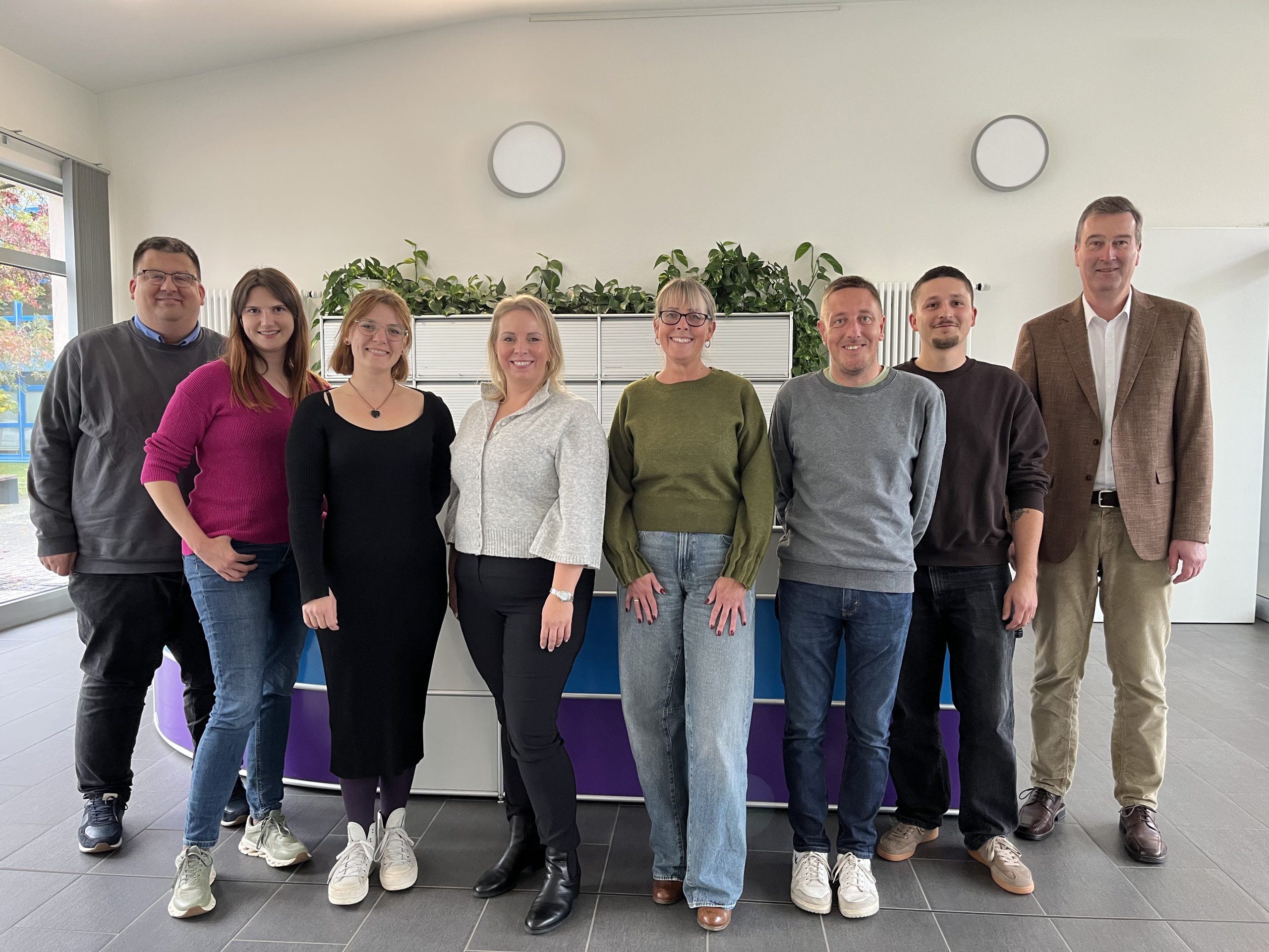 v.l.n.r.: Jan Bischoff und Anna-Lena Otto (Personalentwicklung bdks), Luca Johanna Gutberlet, Jennifer Kohn, Martina Smakulski, Michel Richter, Johannes Müller (Teilnehmende des Traineeprogramms), Prof. Gerrit Jungk (Vorstand bdks) Foto: Sophia Landgrebe